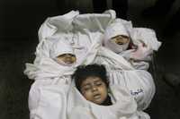 En el depósito de cadáveres de Beit Lahia, tres niños palestinos, de cinco que fueron abatidos por un misil israelí, todos de la misma familia