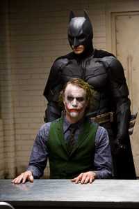 Christian Bale (atrás) y Heath Ledger (al frente), en un fotograma de Batman, El Caballero de la Noche
