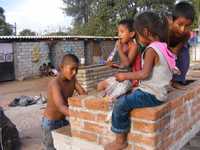 Cada vez más hijos de jornaleros agrícolas llegan a Sinaloa, donde viven en condiciones insalubres, desnutridos, expuestos a enfermedades y sin acceso a guarderías y escuelas