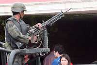 Militares y policías mantienen el despliegue en la colonia Campestre la Rosita, en Torreón, Coahuila, en busca de más sicarios