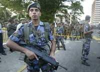 Soldados srilanqueses custodian el lugar de un atentado en Colombo