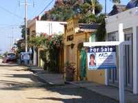 En el poblado de La Cruz Huanacaxtle, Nayarit, los bienes raíces ha resultado un negocio jugoso para extranjeros interesados en adquirir casas, departamentos y terrenos; sin embargo, los pobladores resienten afectaciones, pues no cuentan siquiera con una red hidraúlica de agua dulce
