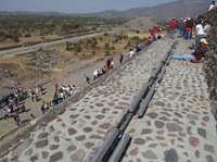 Entre cables, rieles y lámparas los turistas visitan la Pirámide del Sol. Imagen tomada el primero de enero de 2009