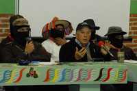 El subcomandante Marcos y Pablo González Casanova durante la clausura del primer Festival de la Digna Rabia, ayer en la Universidad de la Tierra, en San Cristóbal de las Casas, Chiapas