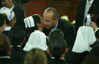 El presidente Felipe Calderón, al concluir la ceremonia por el Día de la Enfermera, en el salón Adolfo López Mateos de la residencia oficial de Los Pinos
