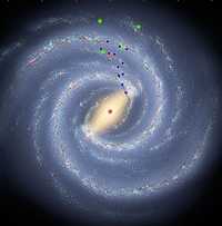 La Vía Láctea, la galaxia a la que pertenece la Tierra, gira sobre sí misma más rápidamente de lo que se pensaba, lo que significa que su masa es 50 por ciento mayor e incrementa la probabilidad de una colisión intergaláctica, según una investigación divulgada el lunes en Estados Unidos, informa la agencia Afp. Un equipo internacional de astrónomos, al efectuar medidas de alta precisión, determinó que tiene una velocidad de rotación 161 mil km/h más rápida de lo que se estimaba. La imagen es una recreación artística de la más reciente observación de su estructura, provista por el Centro para la Astrofísica de la Universidad Harvard y el Instituto Smithsoniano
