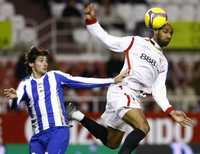 El sevillista Frederic Kanouté (derecha), en férrea disputa por el esférico con Diego Colotto, del Depor 