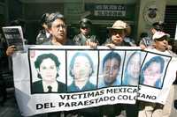 Familiares y amigos de los estudiantes mexicanos asesinados el año pasado en un campamento de las FARC se manifestaron ayer frente a la embajada de Colombia para exigir justicia
