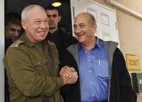 El primer ministro Ehud Olmert felicita al general Yoav Galant (izquierda), comandante de las fuerzas armadas de Israel en la franja de Gaza, por el "éxito" de la campaña militar