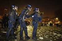 Policías franceses enfrentan a manifestantes que protestan en París contra la ofensiva israelí en Gaza