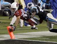 Larry Fitzgerald (11), de los Cardenales de Arizona, anota un touchdown durante el segundo cuarto del encuentro que su equipo ganó 33-13 a las Panteras de Carolina, por lo que pasa a la final de la Conferencia Nacional de la Liga de Futbol Americano