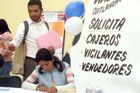 Asistentes a la sexta feria del empleo para jóvenes, que se organizó el pasado septiembre en Azcapotzalco. Para este año se prevé una caída de 2.9 por ciento en la producción fabril mexicana