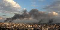 En esta vista de la ciudad de Gaza, desde el este, se observan las columnas de humo producidas por el fuego desatado a raíz de los ataques de tanques y aviones israelíes en el suroeste y el norte de la zona urbana