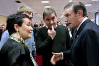 El jefe de gobierno vasco, Juan José Ibarretxe, derecha; Jone Goirizelaia, abogada de la izquierda abertzale y Arnaldo Otegi, al centro, quien fue portavoz de la ilegalizada Batasuna, ayer en la corte de Bilbao