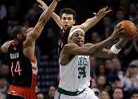 Paul Pierce, de los Celtics, protege el balón ante la presión de Andrea Bargnani y Joey Graham, de los Raptors, en el juego de anoche