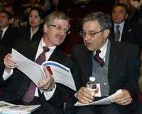 Juan Carlos Romero Hicks, director del Conacyt, y Luis Mier y Terán, ex rector de la UAM, durante el primer Foro de Innovación para la Competitividad en México, organizado por Nacional Financiera