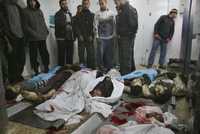 Palestinos reconocen en el depósito de cadáveres del hospital Shifa, en la ciudad de Gaza, los cuerpos de familiares muertos por la ofensiva militar israelí en la franja de Gaza.