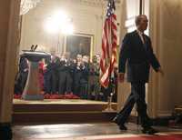 Bush abandona la sala de la Casa Blanca donde ofreció su último discurso como presidente