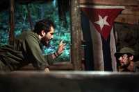 La base principal para empaparme fue el libro de Ignacio Ramonet, Fidel Castro: biografía a dos voces, contó el actor, en la imagen, junto al protagonista Benicio del Toro en un fotograma de la cinta