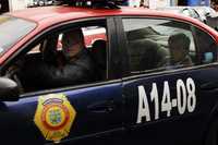 El periodista Miguel Badillo es llevado a El Torito en una patrulla de la Policía Bancaria e Industrial