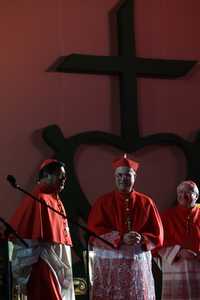 Norberto Rivera, Tarcisio Bertone y Ennio Antonelli, en el atrio de la Basílica de Guadalupe, resaltaron ayer en sus discursos la importancia de la familia
