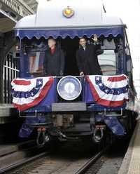 Barack Obama y Joe Biden, a su paso por Wilmington en el tren que los lleva a la capital, Washington