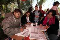 Personal de Sedeso realiza encuestas socioeconómicas en la plaza Santa Ana, cerca de la colonia Morelos