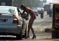 Inglaterra planea prohibir contratar prostitutas desde un auto  