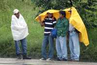 Jóvenes de Villahermosa, Tabasco, se protegen de la lluvia provocada por el frente frío que afecta gran parte del territorio nacional