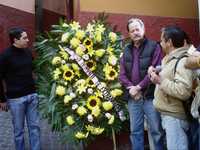 Los regidores perredistas, Juan Francisco Reyes Milán y Salvador Flores Fonseca colocaron una ofrenda floral en el Callejón del Beso, en la ciudad de Guanajuato, para dar el adiós al "beso olímpico"