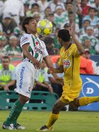 Fernando Arce, del Santos, intenta controlar el balón ante su ex compañero Édgar Castillo, quien fichó esta temporada con el América