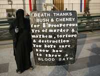 En una protesta de despedida a Bush frente al Capitolio, un manifestante disfrazado escribió en su manta: "La muerte agradece a Bush y Cheney por ocho años de prosperidad, caos, asesinatos, tortura y destrucción. Muchachos, ustedes saben cómo organizar un baño de sangre"