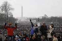 Miles de personas se reunieron en el National Mall, Washington, para atestiguar la toma de posesión de Barack Obama como el presidente número 44 de Estados Unidos