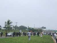 Al menos 30 personas heridas y 40 detenidos fue el resultado del desalojo de unos 500 campesinos que bloqueaban los tres accesos a Minatitlán. Los labriegos se defendieron de los policías con machetes, palos y piedras. Al menos tres agentes se encuentran graves