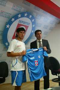 El último refuerzo de Cruz Azul, el paraguayo Roberto Ovelar, es presentado al término del entrenamiento en La Noria