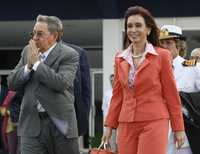 Raúl Castro, presidente de Cuba, en el aeropuerto de La Habana con su par de Argentina, Cristina Fernández, quien dejó ayer la isla para dirigirse a Caracas. La mandataria sudamericana aseguró que vio "muy bien" a Fidel Castro