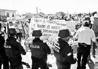 Protestas en Oaxaca. Un grupo de manifestantes bloqueó el crucero de La Ventosa, en Juchitán, poco antes del arribo del presidente Felipe Calderón y el gobernador Ulises Ruíz Ortiz, a esa zona del Istmo. Cerca de las 9 de la mañana y poco después del medio día instalaron su plantón en la entrada principal de la carretera Panamericana, donde policías federales y estatales impidieron el paso de unas 250 personas que protestaron por el desarrollo de parques eólicos en esa zona