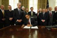 El presidente de Estados Unidos, Barack Obama, firma en el Salón Oval de la Casa Blanca la orden ejecutiva para cerrar la prisión de Guantánamo