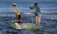 Pescadores lanzan sus redes en el mar Mediterráneo en la costa de un campo de refugiados en Gaza