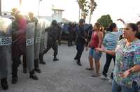 El viernes por la mañana los familiares de los internos del penal de Matamoros insistían ante los policías para reanudar las visitas
