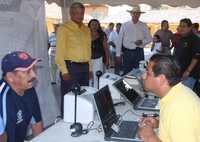 Andrés Manuel López Obrador durante su gira por el municipio El Tuito, en Jalisco