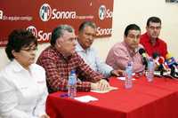 Roberto Ruibal Astiazarán (cuarto de izquierda a derecha) da a conocer la convocatoria del PRI para seleccionar al candidato a gobernador para las elecciones del próximo 5 de julio en Sonora; a su derecha, el ex gobernador de Puebla Melquiades Morales