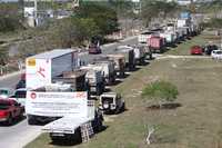 Cerca de 100 camiones de carga y pipas de combustible bloquearon durante seis horas el Periférico de Mérida para protestar por el incremento al precio del diesel