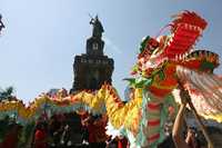 Cientos de personas participaron en el desfile conmemorativo del Año Nuevo chino que se realizó ayer en Paseo de la Reforma, en el que se pudieron apreciar varios carros alegóricos y personajes tradicionales de la cultura oriental, como el dragón multicolor