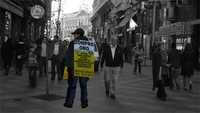 Un hombre-anuncio en una calle de Madrid  tomada de la Internet