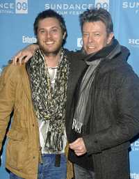 El director de cine Duncan Jones y el cantante David Bowie antes del estreno de Moon, el 23 de enero 