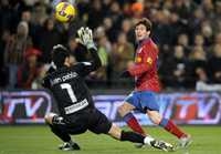 El argentino Lionel Messi logró ayer dos goles con el Barça