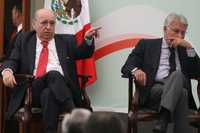 Julio María Sanguinetti y Felipe González, ex mandatarios de Uruguay y España, durante la primera sesión del foro México ante la crisis, ¿qué hacer para crecer?, este martes en el Castillo de Chapultepec