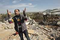 Raed al-Athamna habla con reporteros ante las ruinas de su destruida casa el 27 de enero; la casa del padre de Athma, tres edificaciones vecinas que pertenecían a sus hijos y todas las demás propiedades en una franja de un kilómetro en Abed Rabbo, una villa en las afueras de la ciudad de Gaza, fueron destrozadas totalmente por fuerzas israelíes