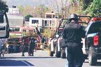 Cientos de policías acordonaron la zona donde se ubica la Penitenciaría Central de Santa María Ixcotel, en el municipio de Santa Lucía del Camino, Oaxaca, para impedir el paso a familiares de reos amotinados
